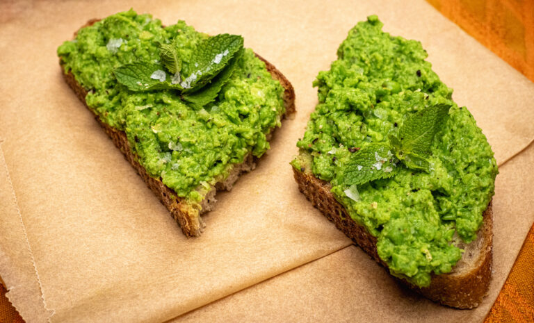 Gut-healthly peas on toast