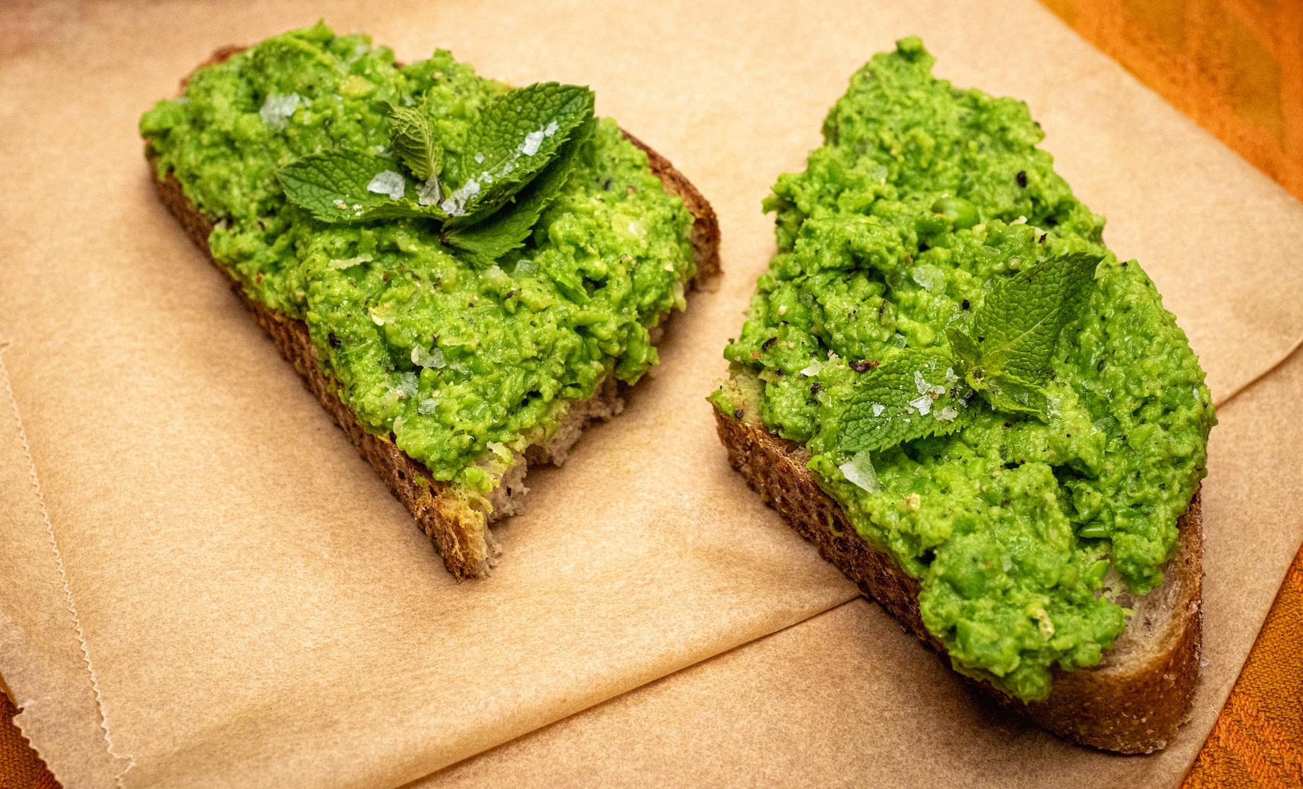 Gut-healthly peas on toast